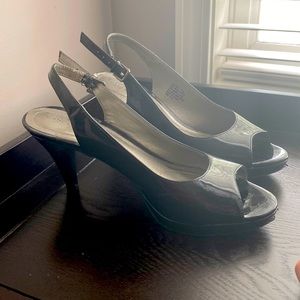 Womens Bandolino open toe black patent heels size 7.5